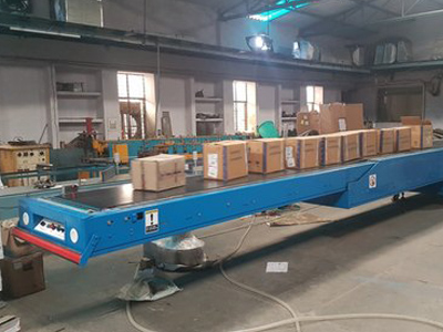 Retractable Belt Conveyor is delivering boxes