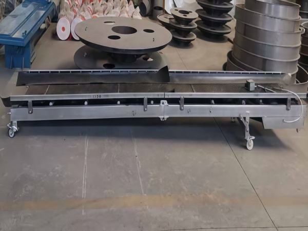 Scrap metal belt conveyor