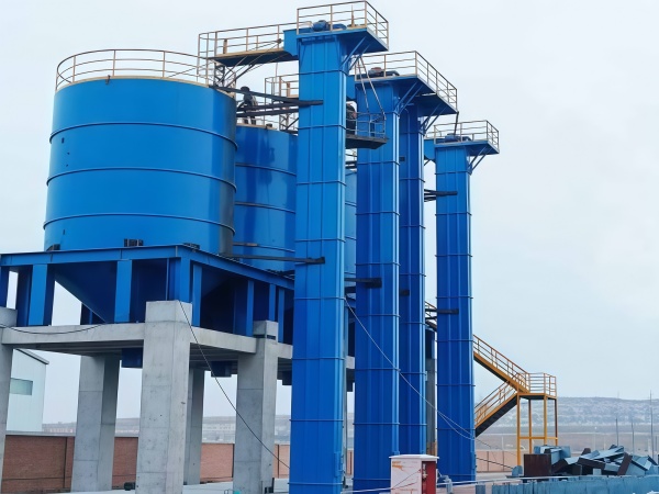 Carbon black bucket elevator