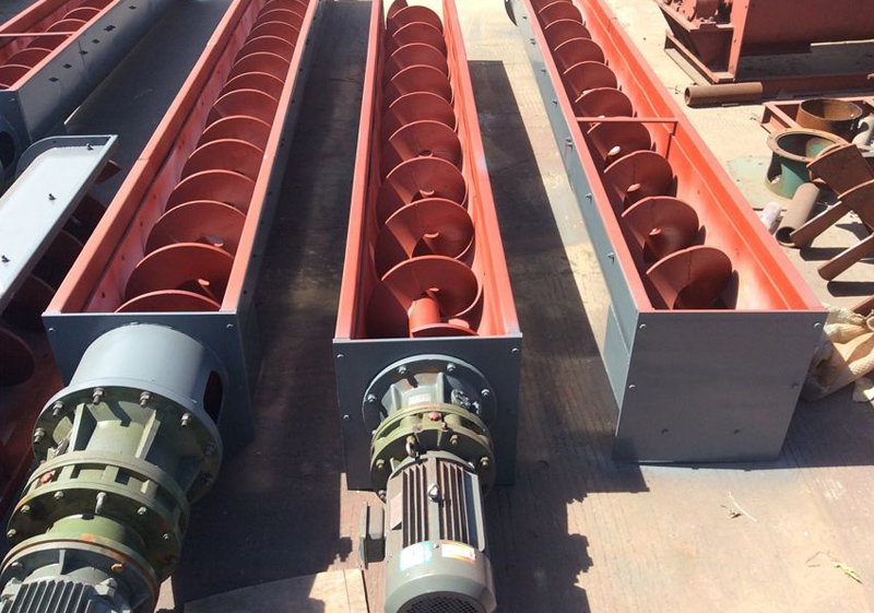 Worm screw conveyor for physical treatment of wastewater