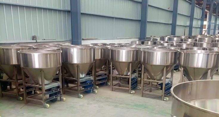 Inclined screw conveyor for chicken powder