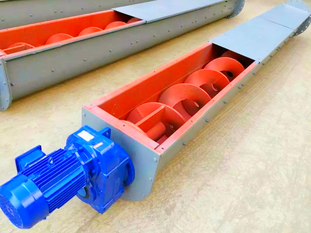 Feed mixing screw conveyor