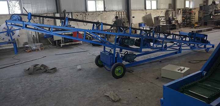 Industrial conveyor belts for transporting rocks