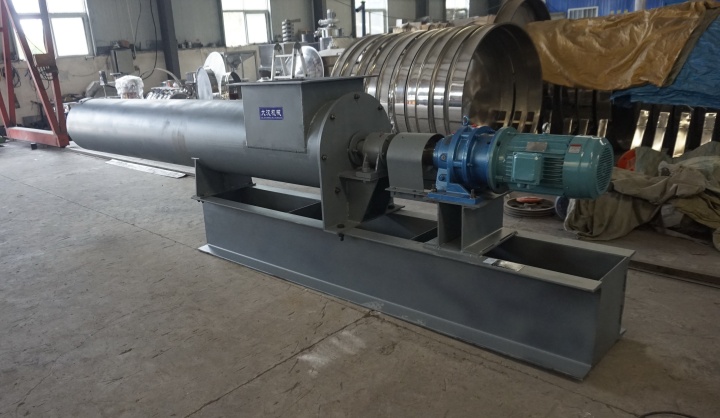 Heavy-duty screw conveyor for sealed cement powder conveying in a cement plant