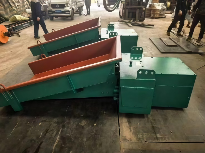 Electromagnetic vibratory feeder for quartz sand