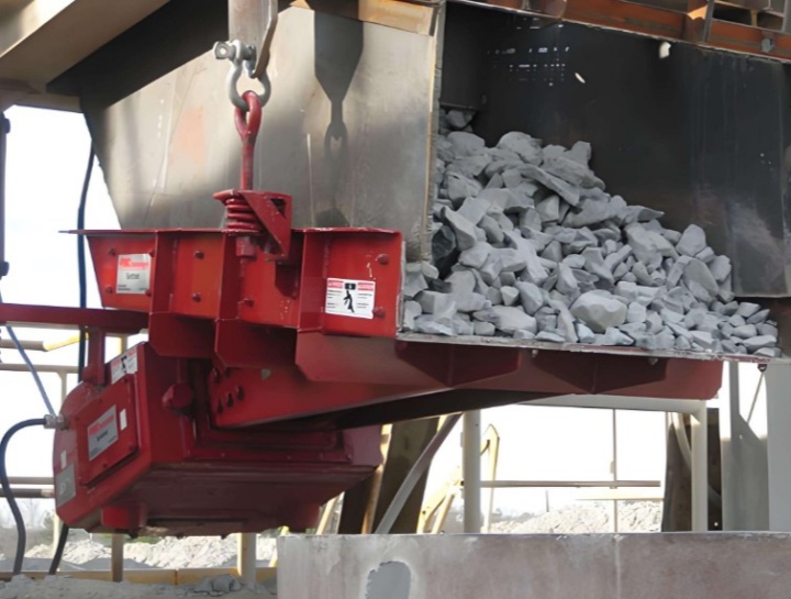 Heavy-duty quartz sand feeder
