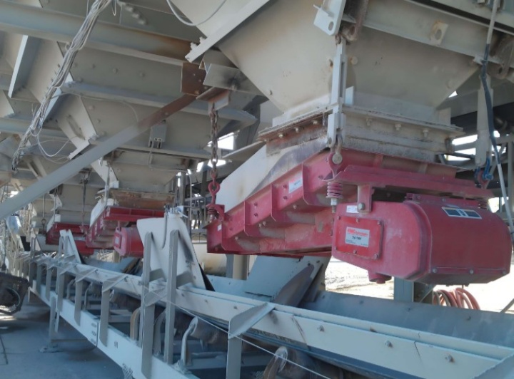 Quartz sand feeding system